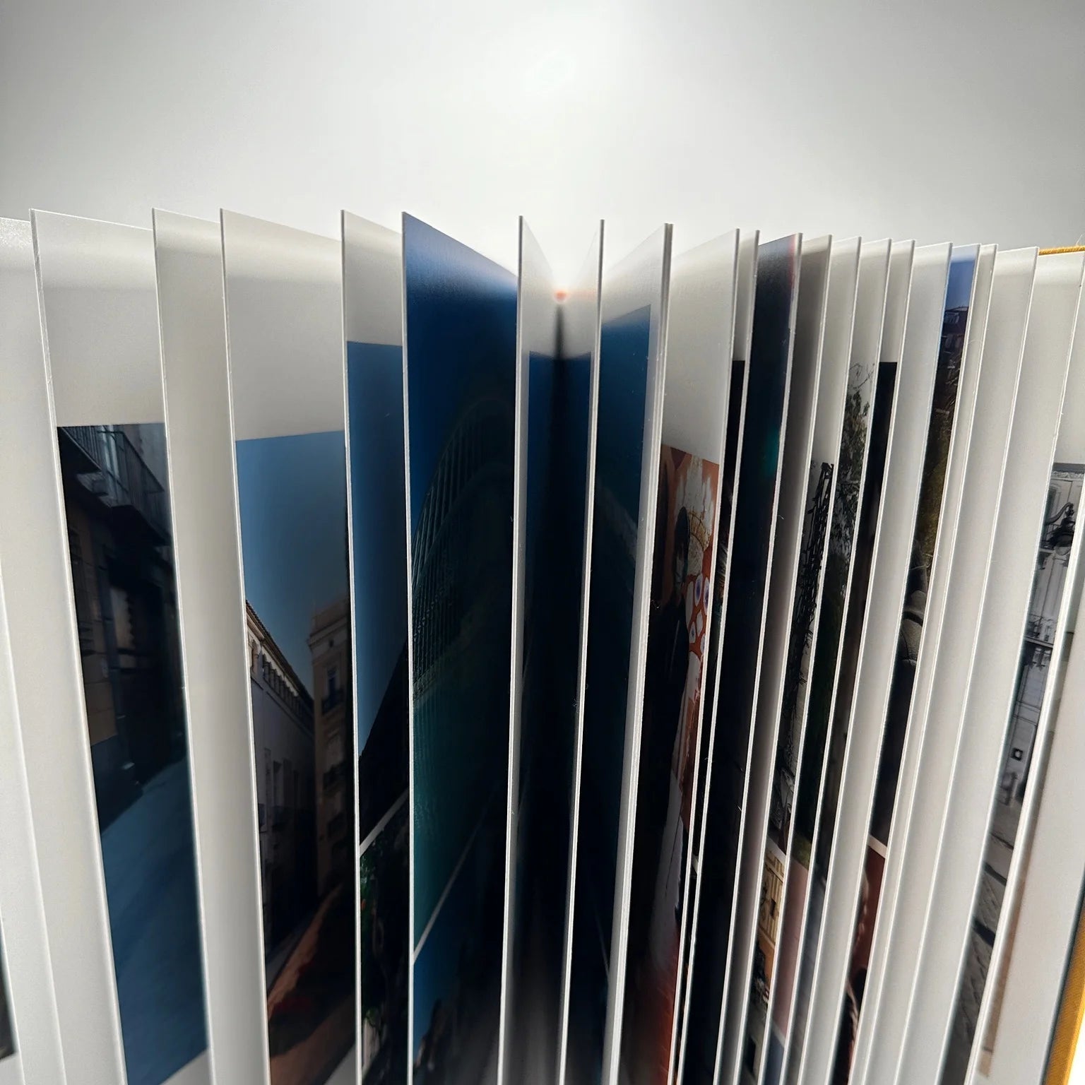 Detalle de las hojas rígidas y gruesas del Fotolibro Premium Layflat con impresión fotográfica de borde a borde