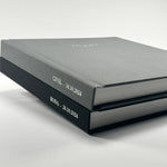 Dos Fotolibros Premium Layflat con tapa de lino gris y negro, personalizados con grabado en el lomo