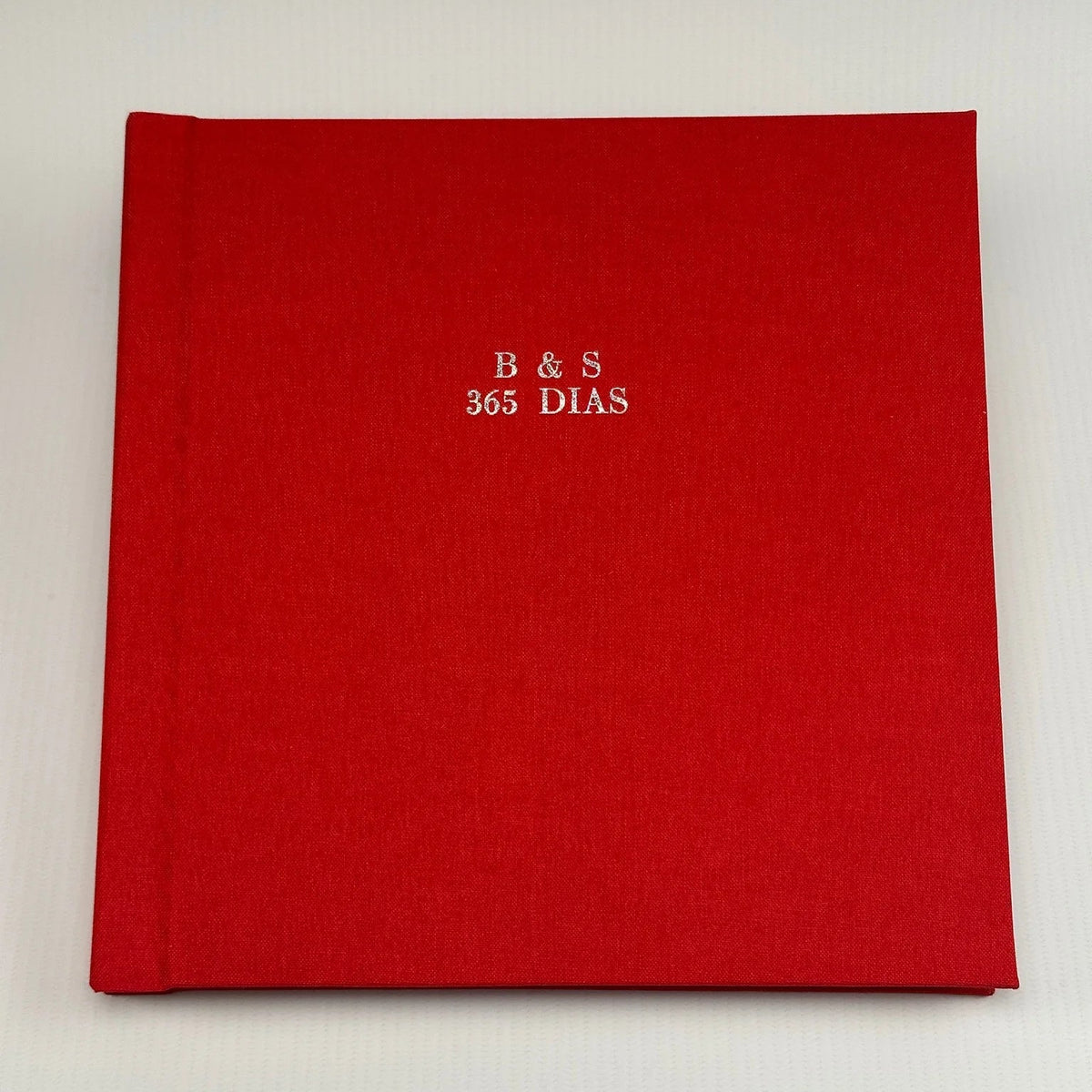 Fotolibro Premium Layflat con tapa de lino rojo y grabado plateado en hot stamping
