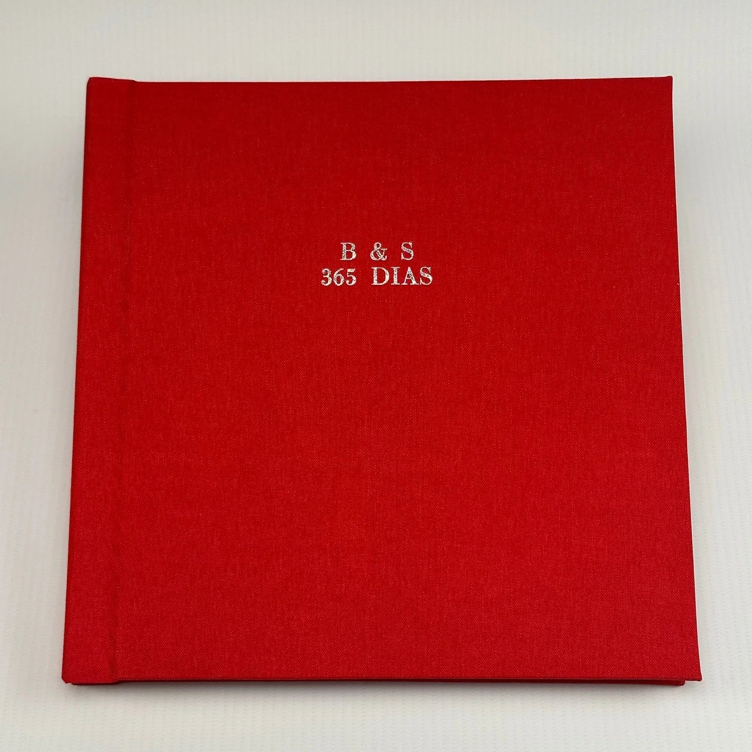 Fotolibro Premium Layflat con tapa de lino rojo y grabado plateado en hot stamping