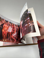 Fotolibro abierto con apertura layflat de 180° y una foto de grupo de amigas en una fiesta impresa a doble página sin corte central