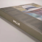 Detalle del lomo de un fotolibro con nombre Willie impreso y borde de la encuadernación rígida