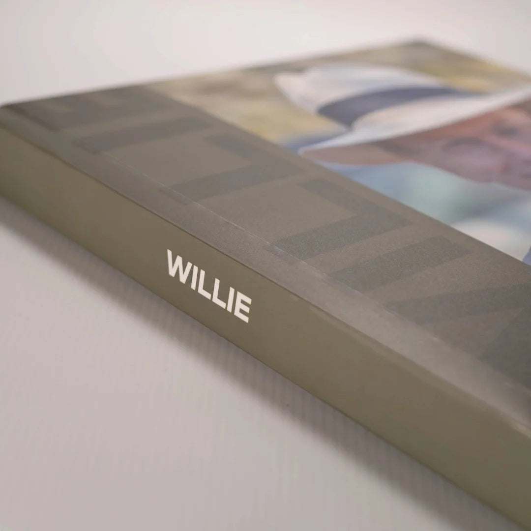 Detalle del lomo de un fotolibro con nombre Willie impreso y borde de la encuadernación rígida