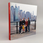 Fotolibro de viaje a Nueva York con lomo rojo y año 2008, foto familiar en la tapa