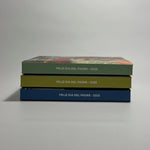Tres fotolibros apilados con lomos verde, mostaza y azul personalizados para el Día del Padre 2025