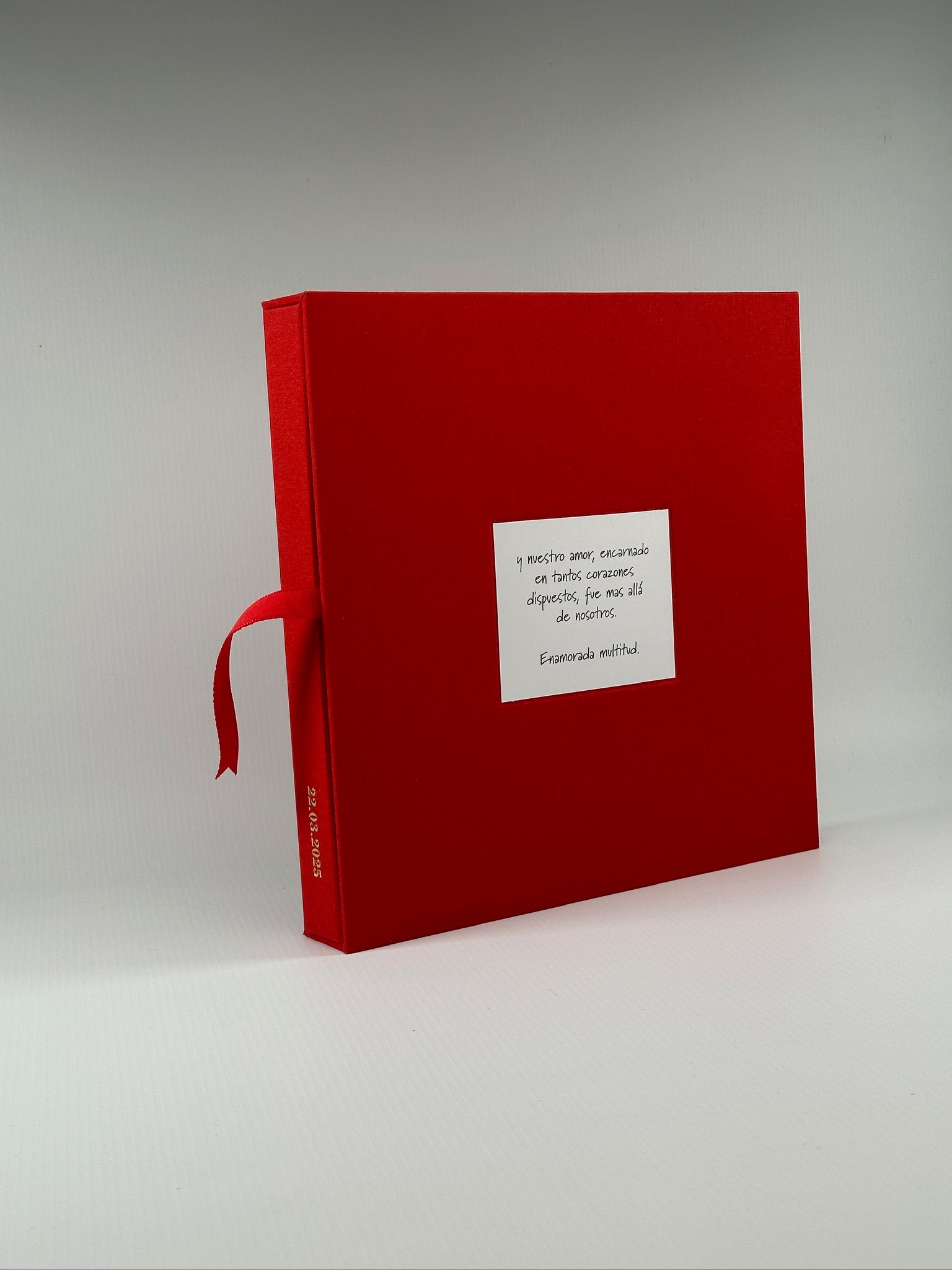 Estuche cuadrado de lino rojo con tarjeta de dedicatoria y cinta, fecha grabada en dorado al pie