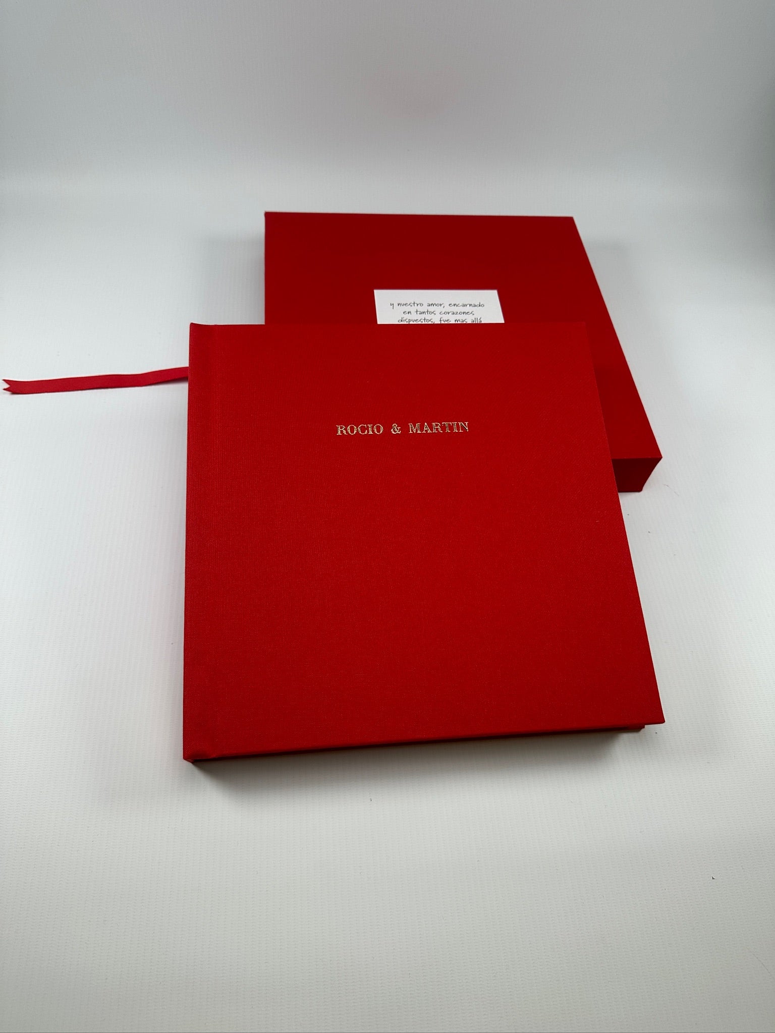 Álbum rojo personalizado adelante de su caja de presentación de lino rojo con cinta lateral
